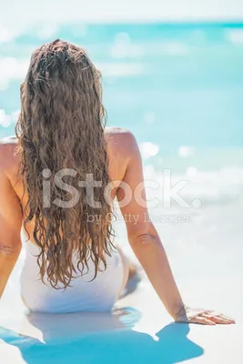 Девушка идя на пляж, вид сзади Стоковое Фото - изображение насчитывающей  люди, сторона: 76919278