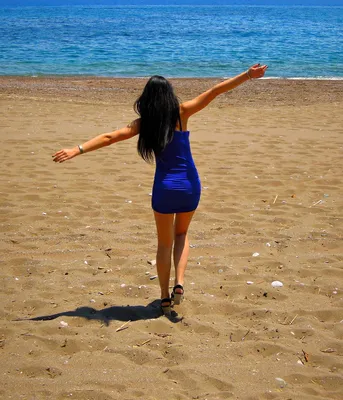 Девушка идя на пляж, вид сзади Стоковое Изображение - изображение  насчитывающей море, длиной: 76919033