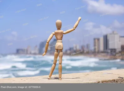 женщина стоит на пляже и смотрит на море, вид сзади девушки, смотрящей на  море на летнем пляже, Hd фотография фото фон картинки и Фото для бесплатной  загрузки