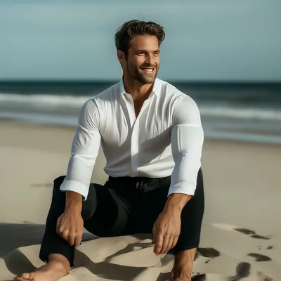 Человек в белой рубашке и солнцезащитных очках, стоящий в море с руками на  талии | Премиум Фото