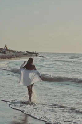 девушка в белой рубашке у моря. Стоковое Фото - изображение насчитывающей  волна, релаксация: 233233714