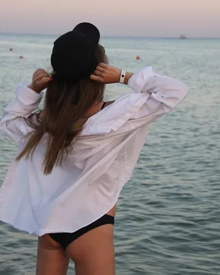 Полная женщина в белой рубашке идя на пляж Стоковое Фото - изображение  насчитывающей девушка, тяжело: 106498124
