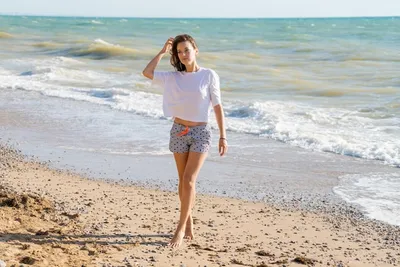 Молодая Женщина На Пляже В Белой Рубашке С Поднятой Рукой — стоковые  фотографии и другие картинки 20-29 лет - iStock