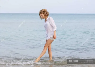 сексуальный мужчина в мокрой рубашке на пляже Стоковое Изображение -  изображение насчитывающей диаграмма, красиво: 230052357