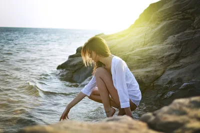 Молодая красивая девушка в влажной белой рубашке на пляже Голубое Trop  Стоковое Фото - изображение насчитывающей отдыхать, океан: 48948414