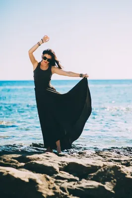 Женщина в длинном платье перед морем Стоковое Фото - изображение  насчитывающей повелительница, длиной: 40407528