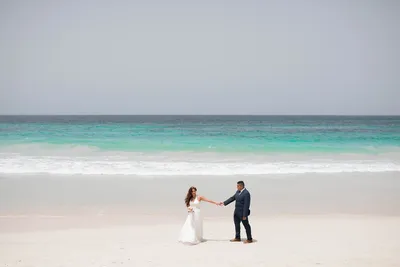 невеста на пляже. стильная женская модель в элегантном длинном платье на  пляже Мальдивия. элегантность. невеста на Мальдиви. плацд Стоковое  Изображение - изображение насчитывающей океан, платье: 254999785