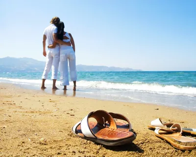 мама и дочь сидят вместе на пляже и обнимаются. холодное море осенью или  зимой. дышать морским воздухом Стоковое Фото - изображение насчитывающей  персона, обнять: 222185280