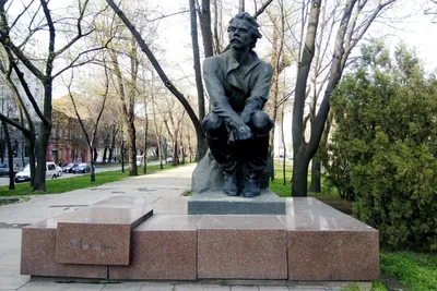 Файл:Памятник Максиму Горькому в Днепре.jpg — Википедия