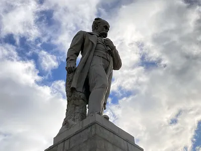 Я вообще удивлялся, почему он здесь стоит\": в Днепре снесли памятник  Ломоносову