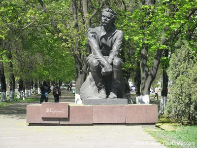 В Днепре демонтируют памятник российскому ученому Ломоносову