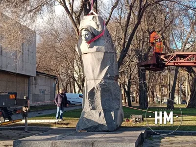 В Днепре демонтировали памятник Ломоносову – фото и видео - Апостроф