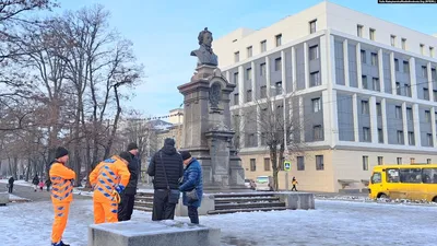 Как в Днепре демонтировали памятник Пушкину (Видео, фото) | Новости Днепра  | Днепр Оперативный