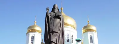 Памятник погибшим казакам потеснил торговцев вечернего рынка | Ростов-Дом