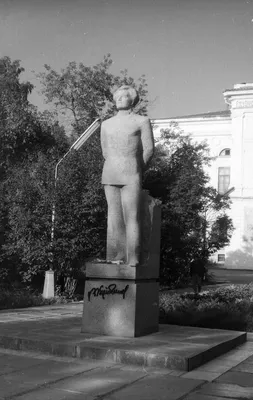 Памятник электрику в Томске, ул. Шевченко, 60 - фото, отзывы, рейтинг,  телефон и адрес
