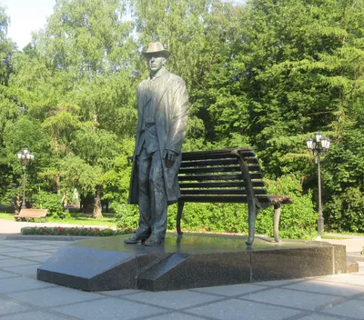 File:Rakhmaninov monument in Novgorod 1.jpg - Wikimedia Commons