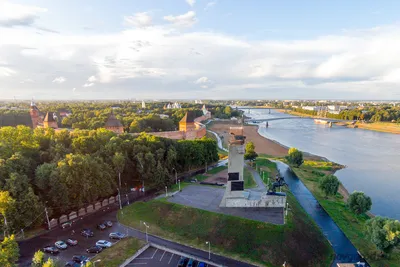 В Великом Новгороде нашли скульптуру, напоминающую памятник Алёнке в  Нововоронеже — GPVN.RU