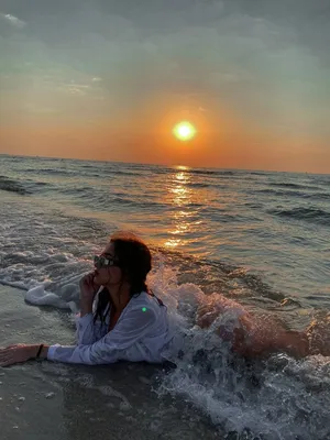 Женщина напротив Солнца на рассвете · Бесплатные стоковые фото