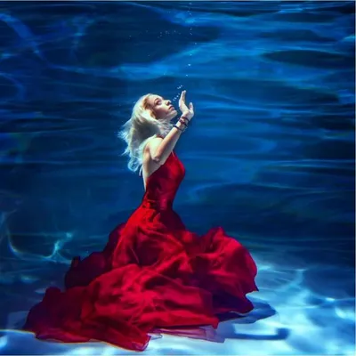 Девушка в воде. Photographer Aleksandra Markvart