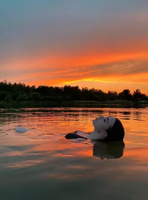 Девушка на закате, фото на закате , фото в воде , вода , красивое фото ,  белое платье , идеи для… | Lake photoshoot, Travel photography inspiration,  Instagram photo