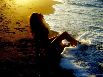Закрыть все женщины со спины с рукой на закате за волосы и с видом на море  с террасы роскошной вилле праздника Стоковое Фото - изображение  насчитывающей терраса, перемещение: 193751856