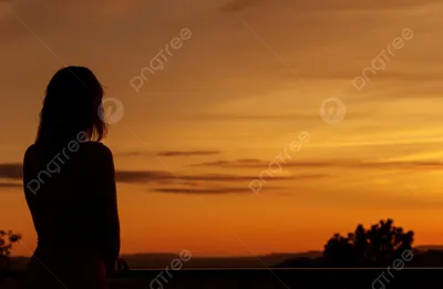 Счастливая женщина, стоящая со своей спиной на закате в природе с открытыми  руками Стоковое Фото - изображение насчитывающей концепция, рука: 156966252