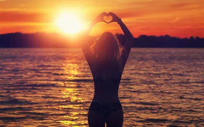голая девушка спиной к закату, naked girl with her back to sunset Stock  Photo | Adobe Stock