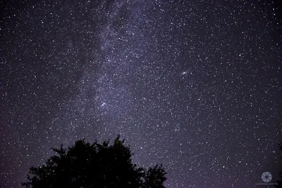 ночное небо видно сквозь звезды и облака, высокое разрешение, ночь, время  фон картинки и Фото для бесплатной загрузки