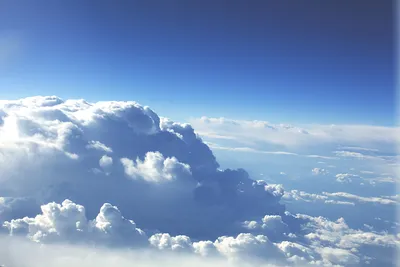 Небо с белыми облаками - вертикальная предпосылка Beautyful голубое  Стоковое Фото - изображение насчитывающей вертикально, взгляд: 149363742