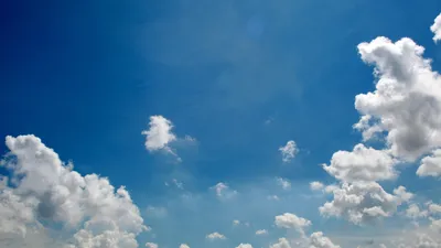 небо заполнено голубыми облаками и находится в прекрасном месте, высокое  разрешение, облако, дневное время фон картинки и Фото для бесплатной  загрузки