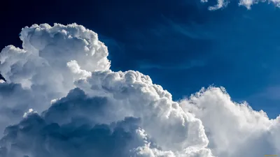 Настоящее голубое небо с белыми облаками Лазурная фон неба размытия, высокое  разрешение 2 Стоковое Фото - изображение насчитывающей конспектов, ясность:  199931384