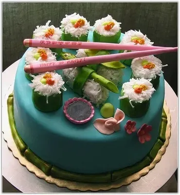 Трехъярусный торт из двух половин с ягодами, цветами и фигурками голубей