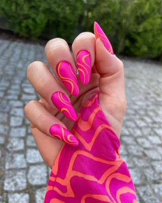 Неоновый маникюр: 10 самых трендовых дизайнов ногтей на лето 2022 | theGirl