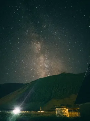 Фотография ночного неба с длинной выдержкой, на которой видны звезды и  созвездия. | Премиум Фото