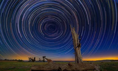На фоне ночного неба, звездное небо выстрелили в долгой выдержки Стоковое  Изображение - изображение насчитывающей ландшафт, напольно: 197615681