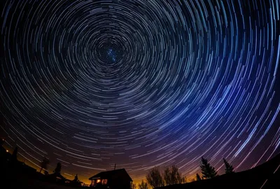 Следы звезд на фоне ночного неба, снятые с длительной выдержкой | Премиум  Фото