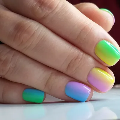 Короткие яркие ногти: 20 идей, которые подойдут абсолютно для любого случая  | Натуральные гелевые ногти, Дизайнерские ногти, Дизайн педикюра