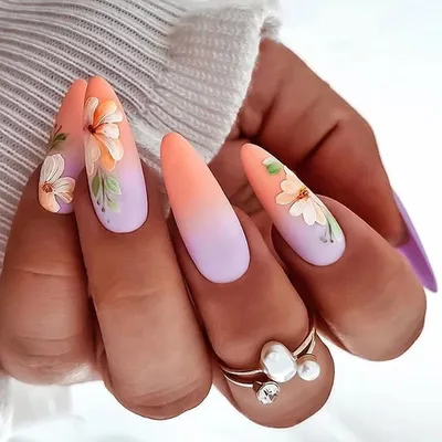 Маникюр с цветами: 10 красивых и нежных дизайнов ногтей с розами 🌹 |  theGirl