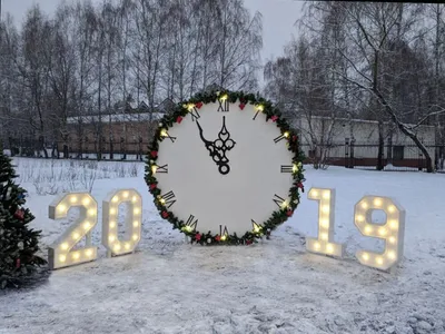 На столе новогодние часы с красивым…» — создано в Шедевруме