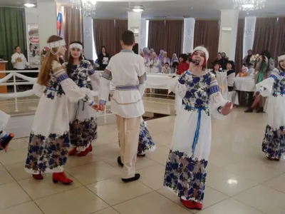 Тарелка с угощениями и травой на столе возле белой стены. Празднование Новруз  Байрам :: Стоковая фотография :: Pixel-Shot Studio