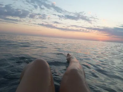 Красивые ножки на море🙊😊#море #розовый #пляж #ножки #прекрасныйвид  #любовь #красота #фото #балдёж #перерывчик #облака #небо #закат | Закаты,  Пляж, Облака