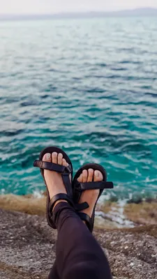 Женские ножки на берегу моря Стоковое Изображение - изображение  насчитывающей праздник, довольно: 198326435