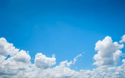 Девушка Прыжок На Фоне Облачного Неба. Сердце Из Облака В Синем Небе  Фотография, картинки, изображения и сток-фотография без роялти. Image  11143637