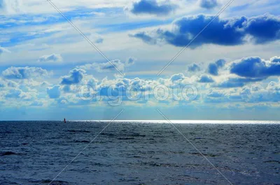 Облака над морем стоковое изображение. изображение насчитывающей мадфлэт -  213185253