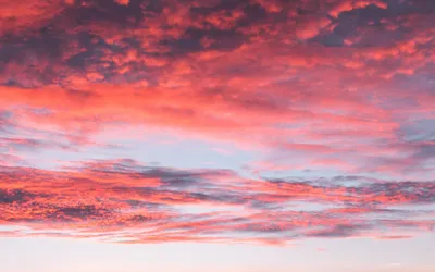 Красочный закат и восход солнца с облаками. оранжевый цвет природы. многие  облака в небе. закат в облаках. небо сумерки. | Премиум Фото