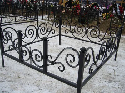 Кованые ограды на кладбище
