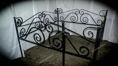Ограда на кладбище Пика
