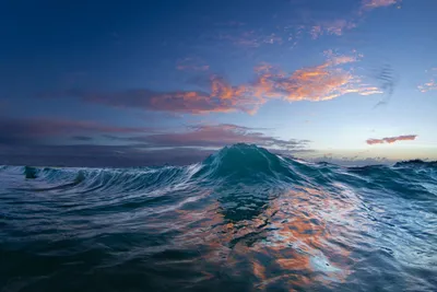 Закат с волной посреди океана | Премиум Фото