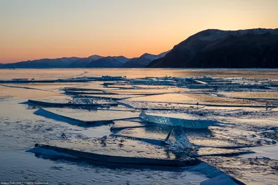 Горный ландшафт на закате с естественным нарушая льда в замороженной воды в озере  байкал российской сибири Стоковое Изображение - изображение насчитывающей  шаман, гора: 182031309
