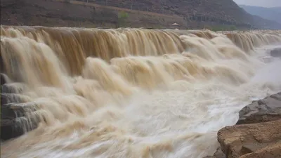 Крупным Планом Воды Падающей На Прозрачную Водную Поверхность — стоковые  фотографии и другие картинки Источник - iStock